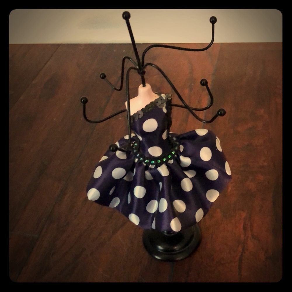 Necklace hanger